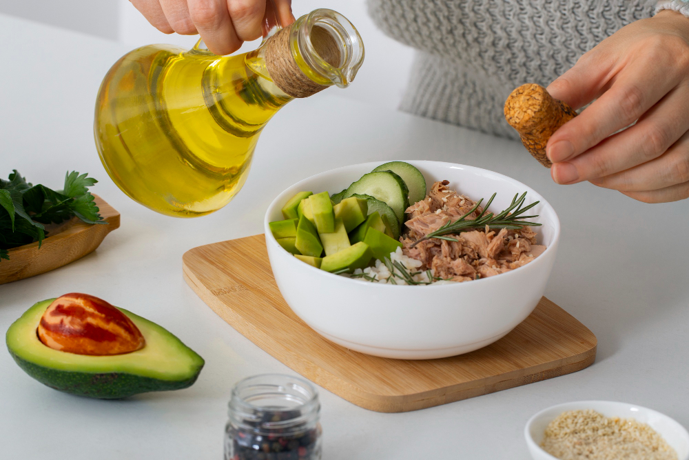 La dieta low carb busca aumentar el consumo de grasas saludables como el aguacate y el aceite de oliva