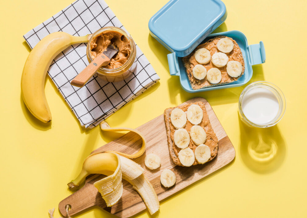 Puedes incluir plátano en el desayuno a través de tostadas, tortitas, smoothies, etcétera